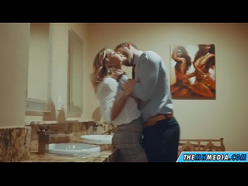 ❤️ Gava ku blondeyek busty we di nav hewşek gelemperî de dixapîne Porno fb li ku.it-com.top